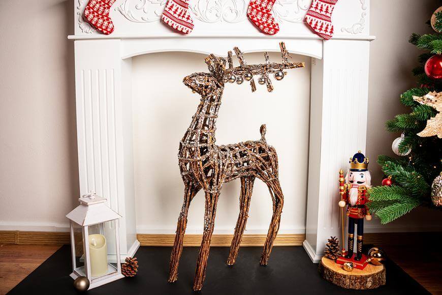 vianočná dekorácia jeleň z prútia ozdobený striebornými trblietkami a guľami s rozmermi 41x14x73cm a váhou 2kg